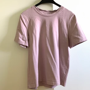 Lila tshirt - Lila bomullstshirt i lite kraftigare typ, jättefin nu till sommaren! I fint skick
