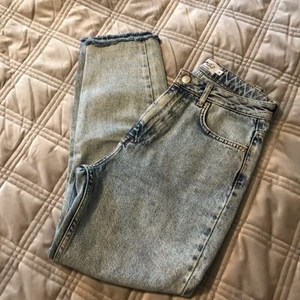 Na-kd jeans byxor strl 36. - Na-kd jeans byxor. Jätte fina, hög midja. Strl 36. Använt max 4 gånger.