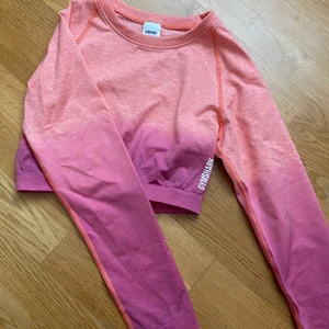 Gymshark top - Helt ny top den gymshark från deras ombre kollektion. Jag köpte denna i samband med shortsen men toppen kommer tyvärr inte till användning.  Original pris: 550 + 60kr frakt Säljer för 250 + 48kr frakt 