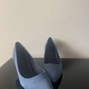 Blå pumps - Ett par blå pumps med bekväm klack. Helt oanvända, endast provat inomhus. Säg till om ni vill se fler bilder.