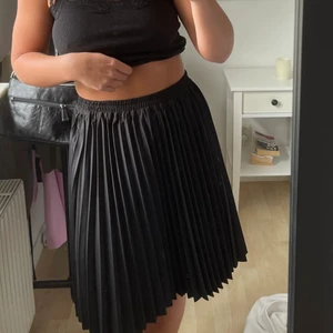 Kjol - Plisserad svart kjol! Superfin verkligen! 