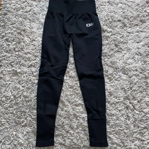 Queen mesh tights ”black” - Helt oanvända tights från I can I will och prislapp kvar. Storlek S med hög midja utan midjeband. Skön passform och funkar vid alla typer av träning. Ordinarie pris: 699kr