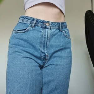 Raka jeans - Köpt på secondhand. Används inte längre. Storlek 40
