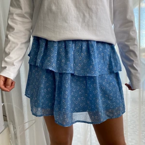 BLÅ SOMMARKJOL💙💙💙 - Hej! Säljer denhär jätte fina volangkjolen som är perfekt nu till sommaren (det är mina bilder)!! Den är i storlek L men då den är liten i storleken passar den S-M. Fick hem den igår och den är endast testad och har prislapparna kvar! Köpte den för 379kr. Skriv till mig om ni har frågor eller funderingar!💙💙💙