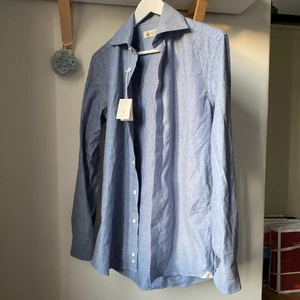 Morris skjorta  - Säljer en skjorta från Morris i storlek 38 då den är för stor för mig, skulle säga att de är en medium. Skjortan är i 100% bomull och jag har endast testat den med prislapp kvar. 