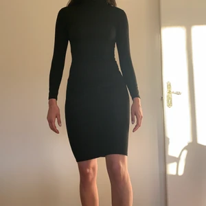 Ribbad klänning - Ribbad klänning ifrån hm, med polokrage🖤 stl XS men passar mig som har S också. Köparen står för frakten 