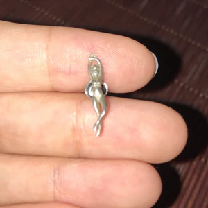 Äkta silver örhänge/piercing smycke - Litet gulligt smycke köpt i Italien förra året i äkta silver, föreställande en liten kvinna🥺