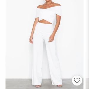 Nelly.com  - Superfin cross shoulder jumpsuit från Nelly. Aldrig använd, lappar kvar. Säljer då den inte kommit till användning. Storlek XS men passar även S och M. Väldigt lång i benen och stretchig. Slutsåld på hemsidan. Odinarie: 399