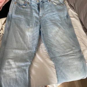 Weekday jeans - Strl 30 i midjan. Bootcut modell. I väldigt bra skick men använda, pytteslitna längst ner på jeansen pga lite långa men enbart något jag själv tycker är snyggt