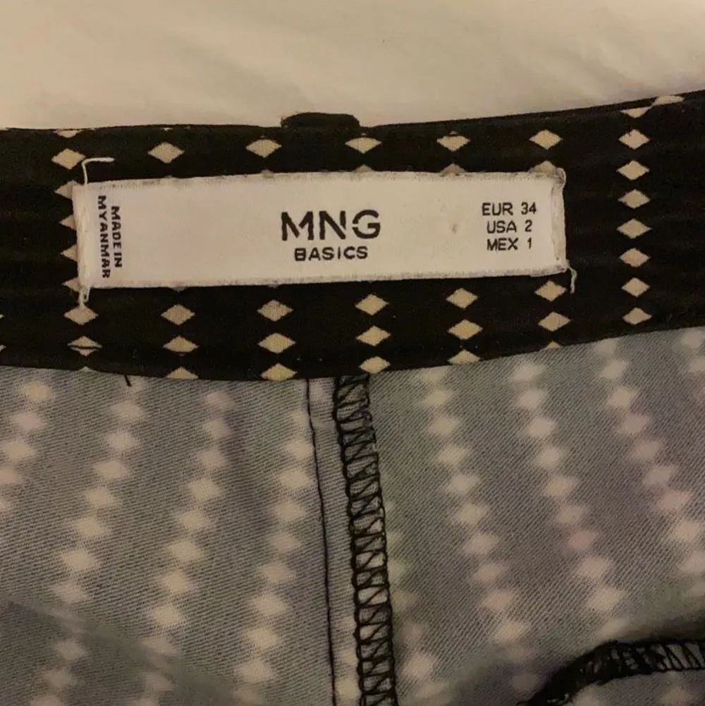 kostymbyxor från Mango i nyskick. använda ca 2 gånger. storlek XS, säljer för 200kr🥰. Jeans & Byxor.