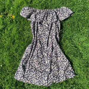 Beyond Retro Klänning - Unik off-shoulder, Beyond Retro klänning med prästkragar på! Passar S-M