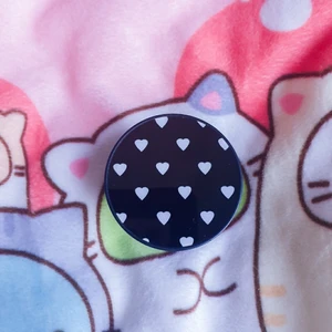 Pop socket - Svart pop socker med vita hjärtan♡köpt på kawaiishop (nypris 79kr) köparen står för frakt och samarbetar gärna♡ 