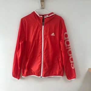 ADIDAS RÖD WINDBREAKER JACKA - Fin adidas röd windbreaker, passar perfekt till sommar! 🌷 Måttligt använd, utan defekter! 