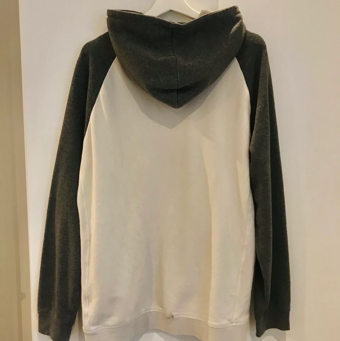 Hoodie med dragkedja och fickor  - 91