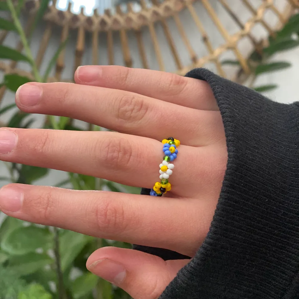 En super söt ring som är såå fin till sommaren🌞 du kan beställa tre ringar och slippa betala frakt💕köp en betala 20 kr +frakt💕följ gärna våran Instagram: jewelry_by_m.k . Asusteet.