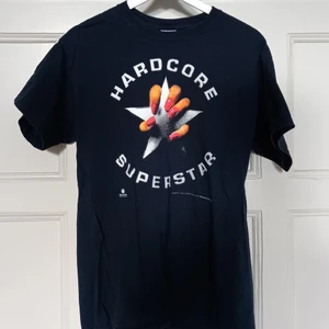 svart t-shirt med tryck - en svart t-shirt med tryck. i perfekt skick. storlek s, passform relaxed. unisex. jag möts upp i Malmö, annars betalar köparen en mindre summa för frakt. DMa för frågor/detaljer osv. 💌