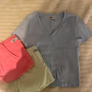 T-shirts - Tre stycken t-shirts i superfina vårfärger, alla säljs tillsammans. Använda totalt (varje färg) max 5 gånger. Dom är lite croppd i modellen, slutar typ precis vid byxkanten. 
