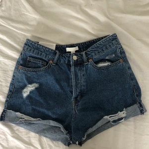  shorts blå denim h&m oanvänd  - Nya shorts som var för tighta på mig trots storlek 40.
