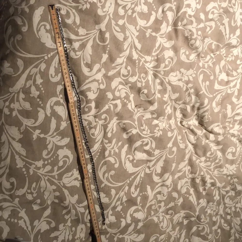 Säljer en kedja som är 57 cm lång och 0,5 cm bred.                                                                   Inte använt så den är i bra skick                          Skriv privat om ni vill veta mer och köparen står för frakt. Accessoarer.