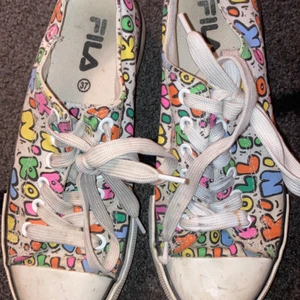 Fila skor - .                                                 väldigt snygga och unika skor säljer dom pga för stora. Köpte på second hand förra året! Inget fel på skorna alls och de är inte trasiga nån! stans! Buda på :D