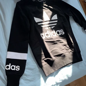 Adidas tröja  - Oanvänd svart Adidas tröja, köpt och från USA. Storlek XSS/XS