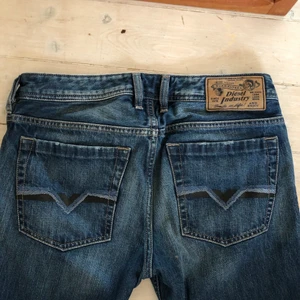 Diesel jeans  - Superfina mörkblå jeans straight/bootcut!⚡️🧚🏽‍♀️