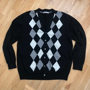 Argyle tröja - Argyle kofta/tröja, mjuk och skön. Köpt i nyskick på sellpy och använt fåtal gånger 🖤 strl 2XL men passar S-L beroende på önskad passform