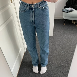 Blå straight jeans - Blå straight leg jeans från Weekday i modellen Rowe. Enligt mig perfekt längd och modell! Jag är 168. Väldigt 90s style. Säljs även i svart! 