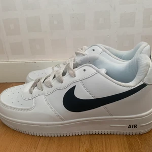 Air F1  - Inte äkta men är fräscha ändå, helt nya, storlek 38. Säljer för 399kr mer bilder finns det är bara o skriva privat🥰🥰🥰🥰