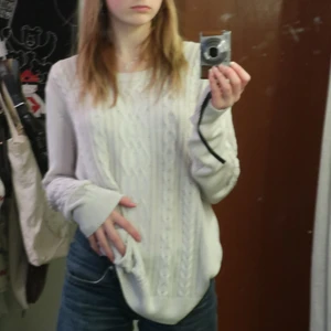 Vit stickad tröja - Kabelstickad vit tröja köpt på myrorna för kanske ett halvår sedan. Använd några få gånger