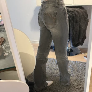 Lågmidjade jeans - Lägger ut dessa jeans igen pga oseriösa köpare! Bootcut grå Lågmidjade jeans, Vet inte helt storlek men jag brukar ha 26/32 i jeans och dessa passar mig perfekt. Innerbensläng 82cm, midjemått ca 73cm. Frakt tillkommer på 66kr och ingår inte i priset.💕💕 (bud ökar med minst 20kr)