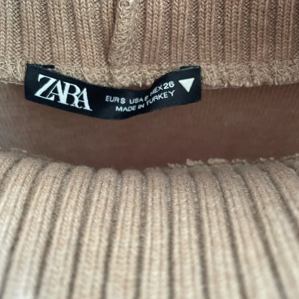 Säljer denna super fina kortärmade polotröjan i storlek S ifrån Zara. Har använt den två gånger så den är som i nyskick💕. Toppar.