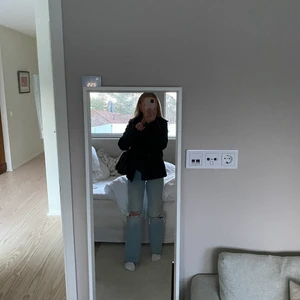 Blåa zara jeans med hål - Säljer dessa blåa zara jeans med hål, då de är lite korta på mig. Bra skick och säljes för 75 + frakt 🛍 buda gärna