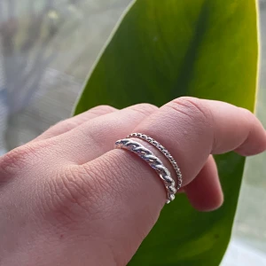 Ringar - Två jättesnygga ringar i bra skick🥰 Båda ringarna är 2cm i diameter. Kontakta mig om du vill köpa så kan vi komma överens om ett bra pris❤️