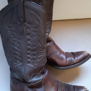 Fantastiska cowboy boots! - Super bra skick, normala i storleken 