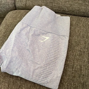 Gymshark tights Vital Seamless 2 - Tights från gymshark i storlek S. De är ljuslila, i fint skick. Säljer då jag har för mycket träningskläder och mycket ligger bara oanvänt. Snabb affär=billigare pris😇