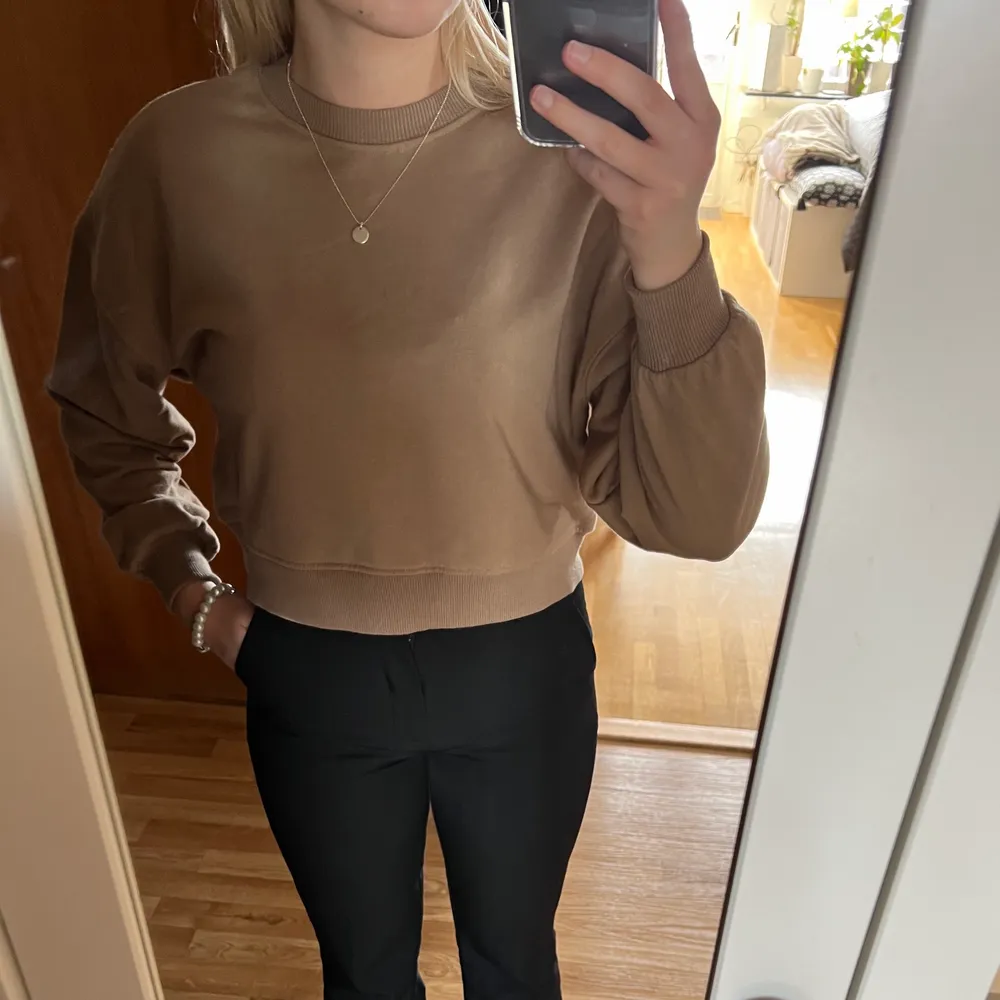 Säljer denna jättefina beiga sweatshirt från Zalando. Croppad modell. Den har tyvärr aldrig kommit till användning då jag inte tycker att färgen passar mig så den är i nyskick.. Tröjor & Koftor.