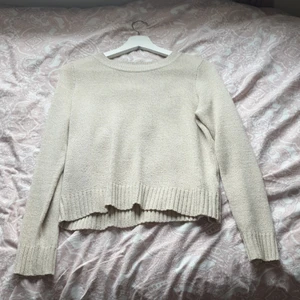 Stickad tröja - Bra skick. Använd senast 2019. För liten. storlek XS. Fint att ha till en kjol på sommaren!🥵💞