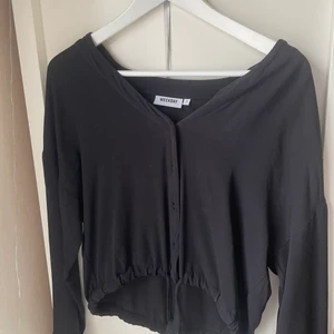 Blus - En fin blus från Weekday.  Har ett knyte längst ner man kan justera som man vill 🤗Storlek XS Pris: 60kr+ frakt 