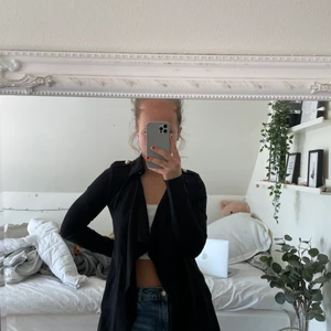 Svart kappa - Jättefin svart kappa som jag tyvärr inte använder längre🥰 Kappan är i ett tunt och lätt material och går ner på halva låret på mig som är 174cm lång