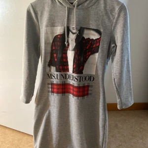 Klänning - En skön klänning med tryck, den går ner till knäna på mig som e 154 storlek M