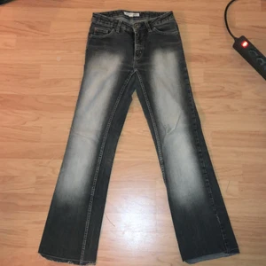 lågmidjade jeans - låg midjans jeans i storlek 36, köparen står för frakt💚