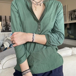 Långärmad t-shirt - Jättesnygg T-shirt/ tröja från HM. Aldrig använd!