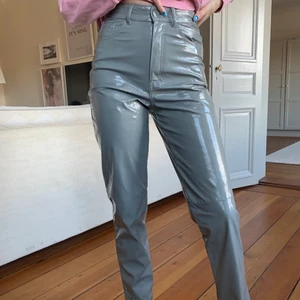 Lackbyxor - Jättecoola och oanvända lackade byxor från hm. Står storlek 34 men jag är 36 och det funkar för mig.