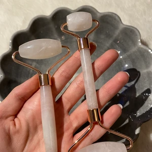 Rosen kvarts face roller - säljer dessa 2x rosen kvarts face rollers🤍 100% äkta och ethically sourced ! har endast 2x i lager, 110kr st 💌 köparen står för frakten ☺️ Varje köpare får en gratis skopa med kristall konfetti, ett klister märke och ett tack kort :) 