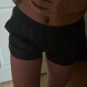 Shorts i Läderimitation från HM! 