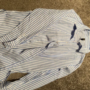 Skjorta -  Blå Randig skjorta. Använd ett fåtal gånger så i fint skick. Kolla in min profil säljer massa annat! Om du är intresserad av fler saker kan vi komma överens om ett paketpris☺️