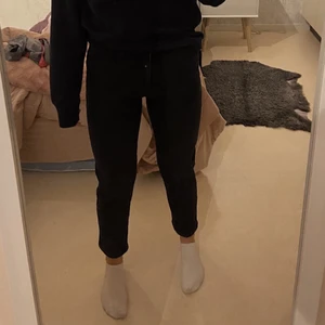 Jeans från Ginatricot storlek S - Riktigt sköna svarta mom jeans från Ginatricot
