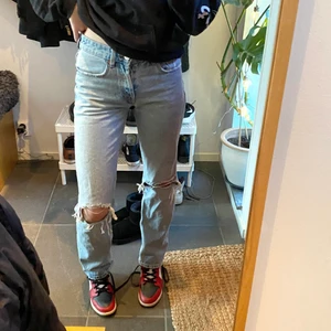 straight jeans - säljer mina jeans från zara då dom inte kommer till användning. Använt dom ett fåtal gånger så dom är i bra skick! Dom är Mid rise, storlek 34 och är ganska långa på mig som är 1,72. 150+66kr (frakt)❤️‍🔥