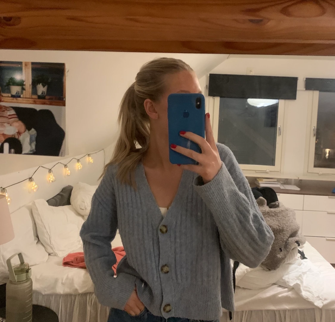 Blå stickad tröja med knappar